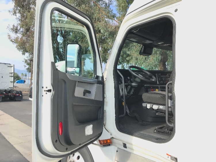 Used 2022 Freightliner Cascadia - photo 11
