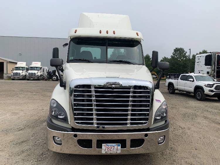 Used 2019 Freightliner Cascadia - photo 2