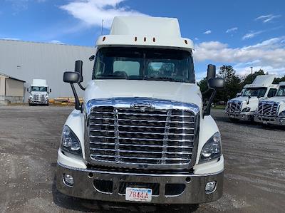 Used 2019 Freightliner Cascadia Detroit DD15AT Semi Truck for sale #224901 - photo 2