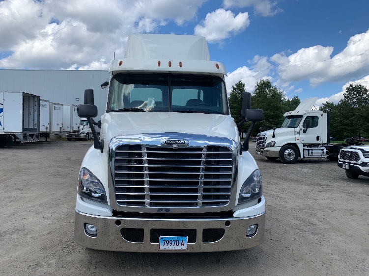 Used 2019 Freightliner Cascadia - photo 2