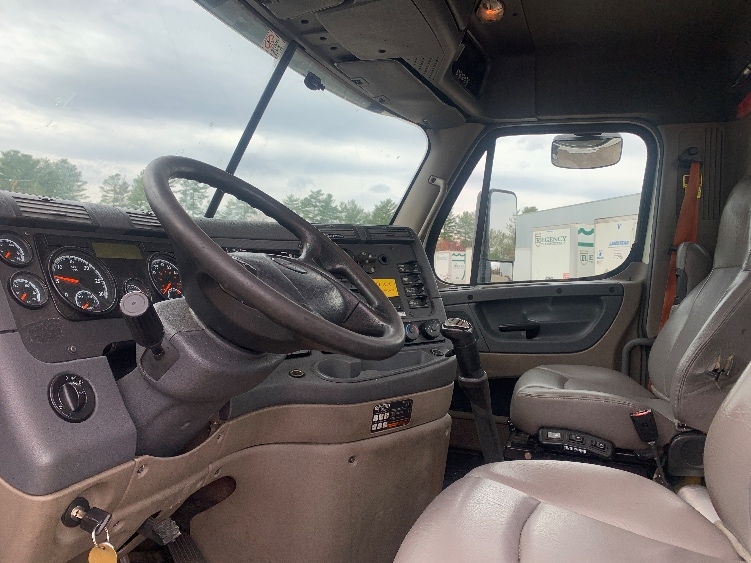 Used 2019 Freightliner Cascadia - photo 12