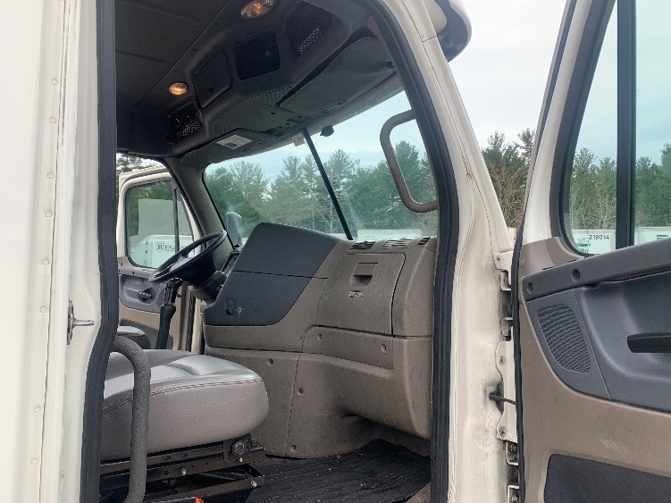 Used 2019 Freightliner Cascadia - photo 14