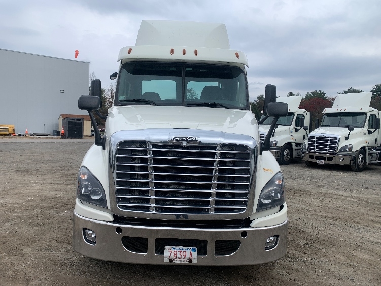 Used 2019 Freightliner Cascadia - photo 2