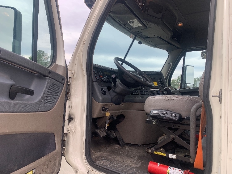 Used 2019 Freightliner Cascadia - photo 11