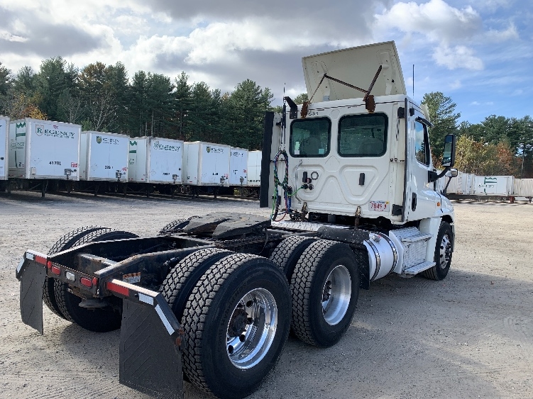 Used 2019 Freightliner Cascadia - photo 9