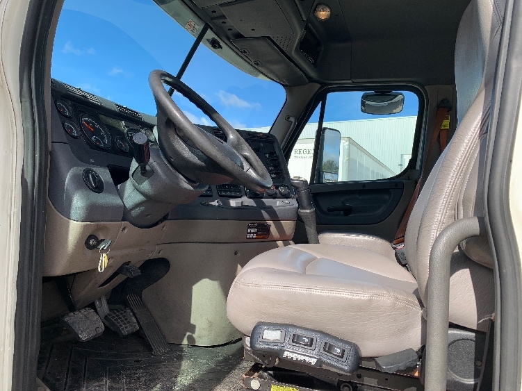 Used 2019 Freightliner Cascadia - photo 11