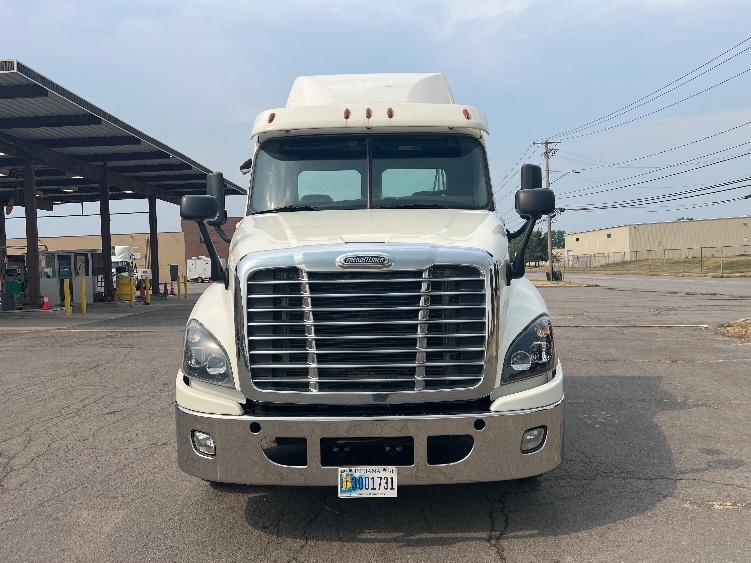 Used 2019 Freightliner Cascadia - photo 2