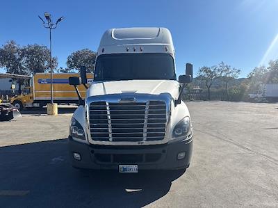 Used 2019 Freightliner Cascadia Detroit DD15AT Semi Truck with Sleeper Cab for sale #226775 - photo 2