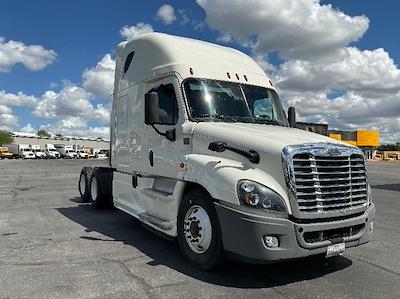 Used 2019 Freightliner Cascadia Detroit DD15AT Semi Truck with Sleeper Cab for sale #226795 - photo 1