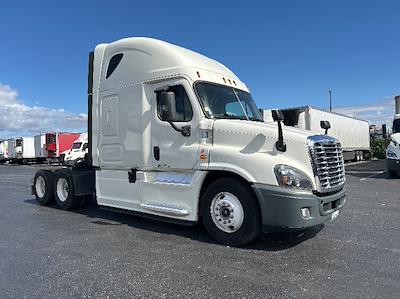 Used 2019 Freightliner Cascadia Detroit DD15AT Semi Truck with Sleeper Cab for sale #226796 - photo 1