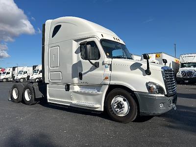 Used 2019 Freightliner Cascadia Detroit DD15AT Semi Truck with Sleeper Cab for sale #226797 - photo 1