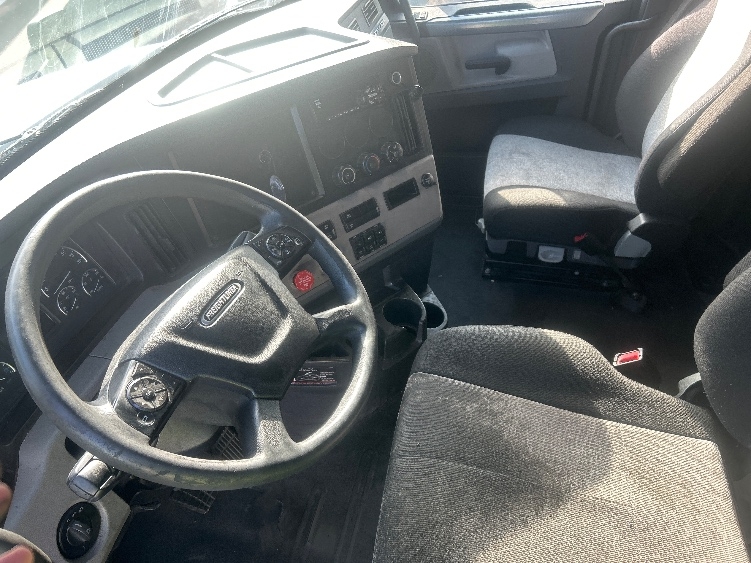 Used 2019 Freightliner Cascadia - photo 12