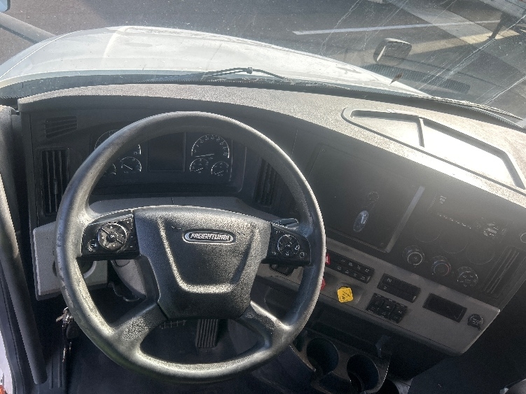 Used 2019 Freightliner Cascadia - photo 13