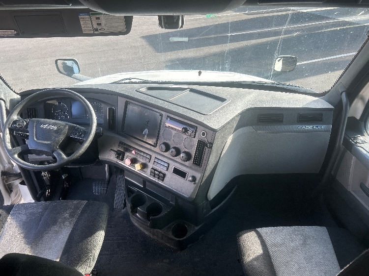 Used 2019 Freightliner Cascadia - photo 14