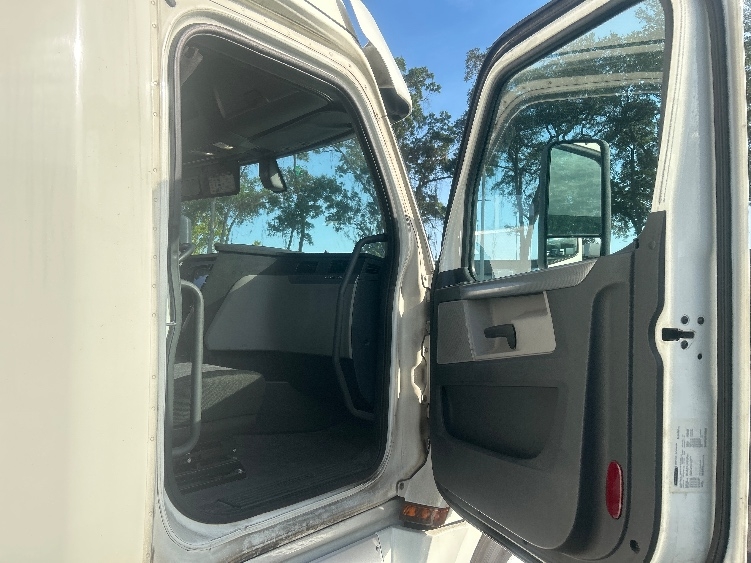 Used 2019 Freightliner Cascadia - photo 15
