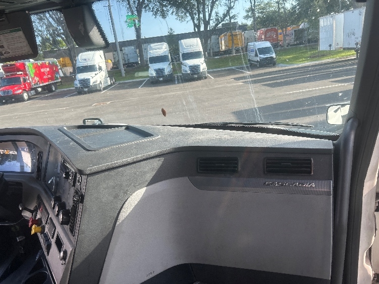 Used 2019 Freightliner Cascadia - photo 16