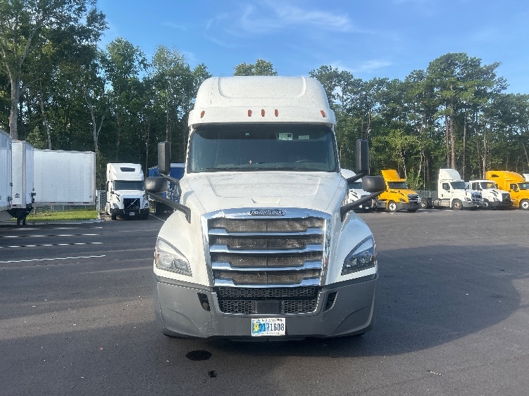 Used 2019 Freightliner Cascadia - photo 2