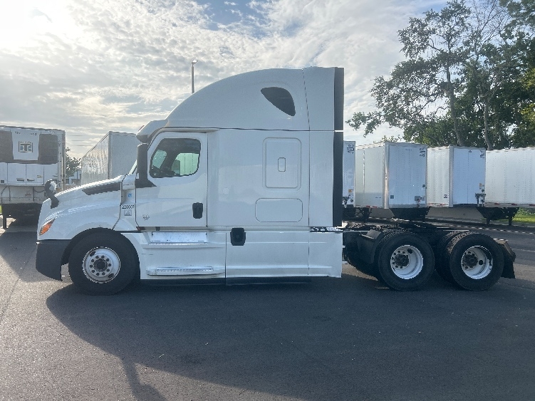 Used 2019 Freightliner Cascadia - photo 6