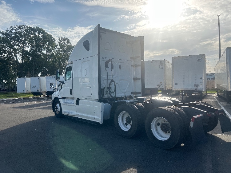 Used 2019 Freightliner Cascadia - photo 7