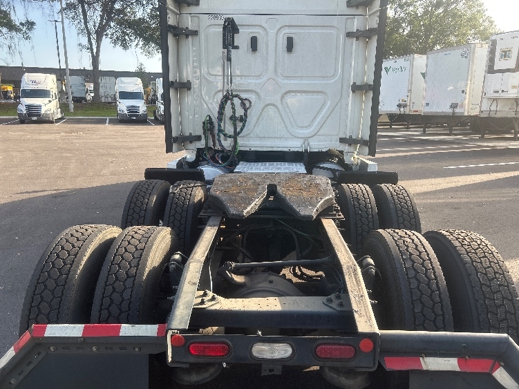 Used 2019 Freightliner Cascadia - photo 8