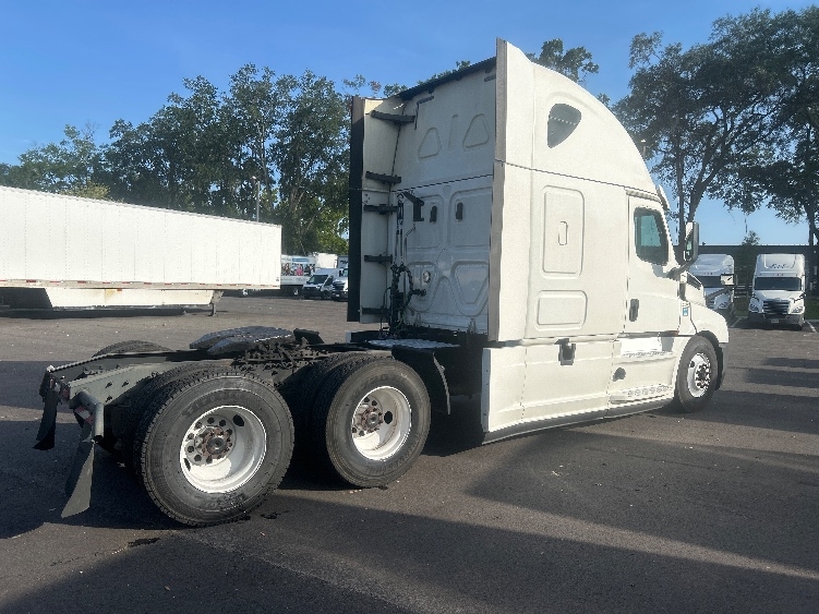 Used 2019 Freightliner Cascadia - photo 9
