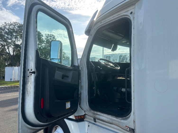 Used 2019 Freightliner Cascadia - photo 11