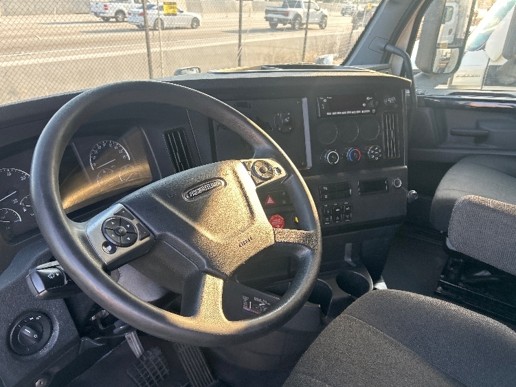 Used 2024 Freightliner Cascadia - photo 12