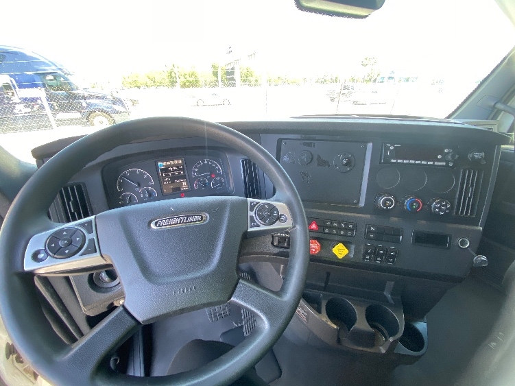 Used 2024 Freightliner Cascadia - photo 13