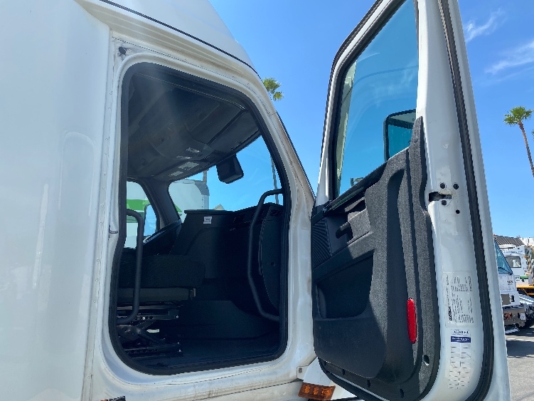 Used 2024 Freightliner Cascadia - photo 15
