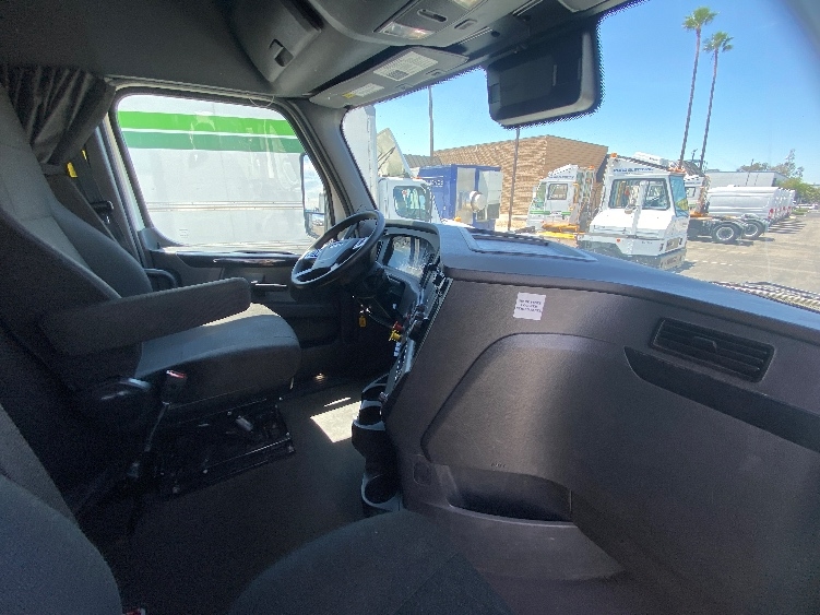 Used 2024 Freightliner Cascadia - photo 17