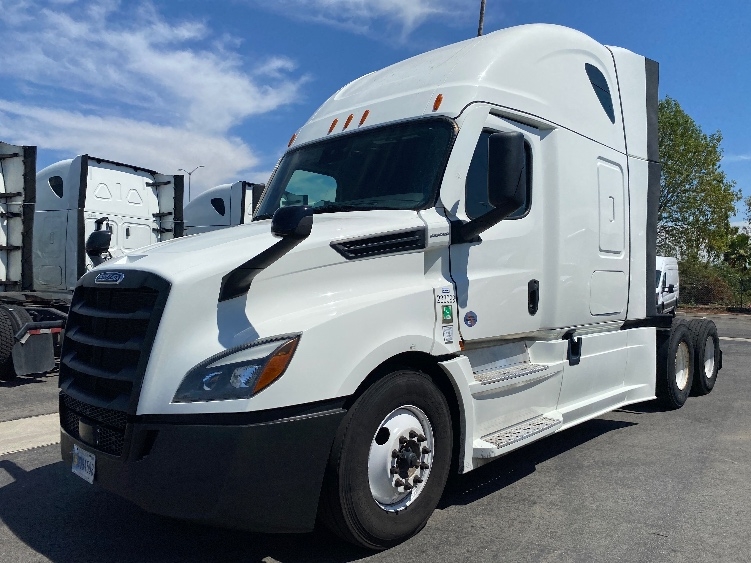 Used 2024 Freightliner Cascadia - photo 5