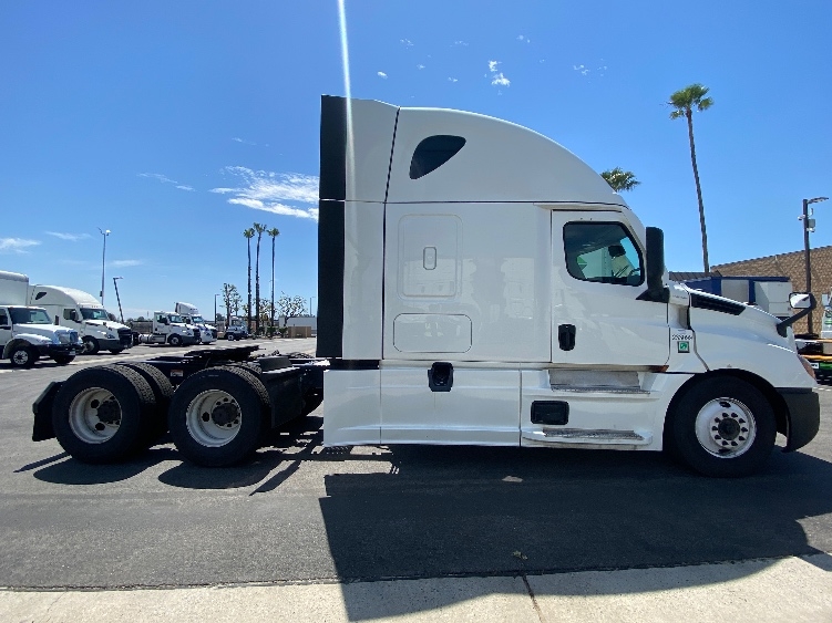 Used 2024 Freightliner Cascadia - photo 10