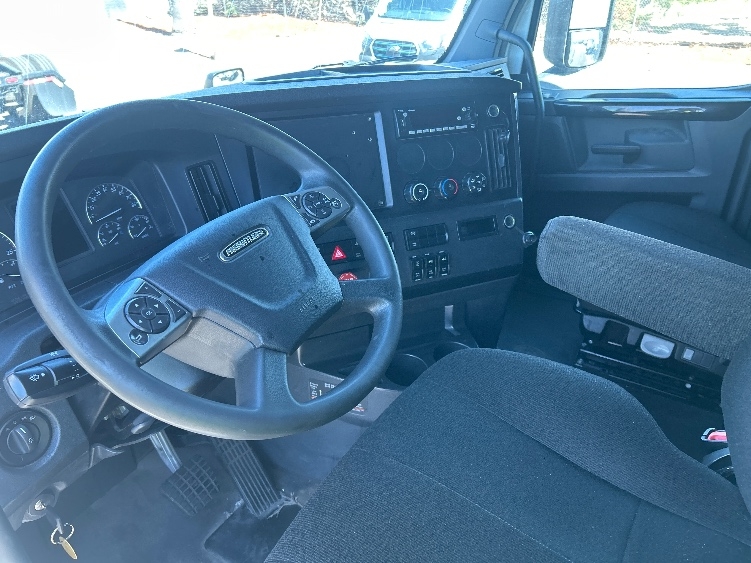 Used 2024 Freightliner Cascadia - photo 12