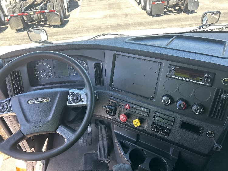 Used 2024 Freightliner Cascadia - photo 13