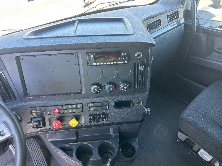 Used 2024 Freightliner Cascadia - photo 14