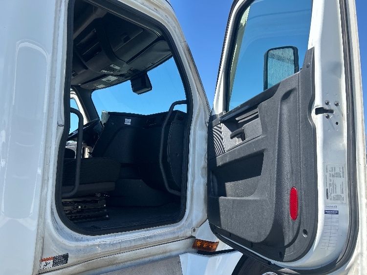 Used 2024 Freightliner Cascadia - photo 15