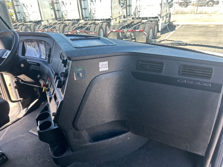 Used 2024 Freightliner Cascadia - photo 16