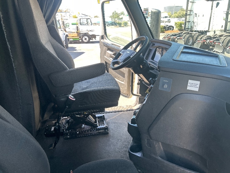 Used 2024 Freightliner Cascadia - photo 17