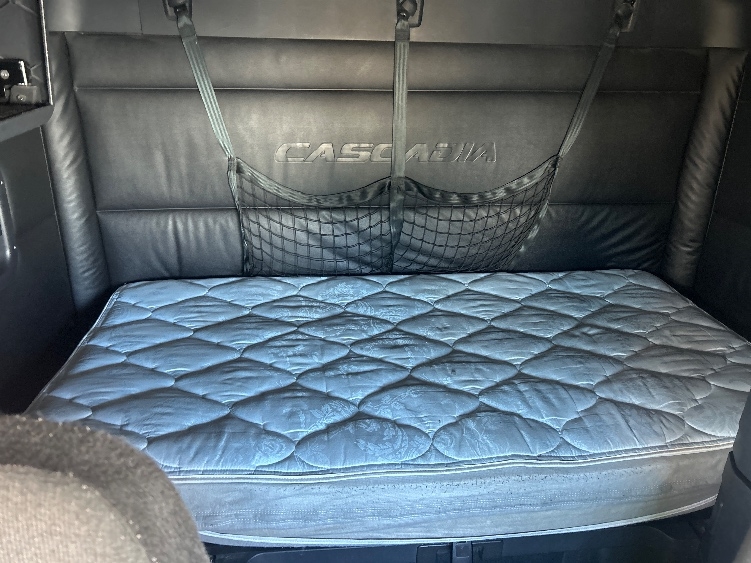 Used 2024 Freightliner Cascadia - photo 18