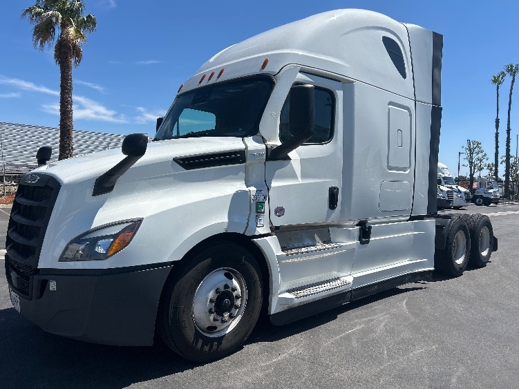 Used 2024 Freightliner Cascadia - photo 5