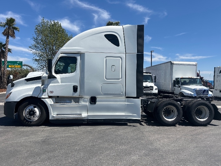 Used 2024 Freightliner Cascadia - photo 6