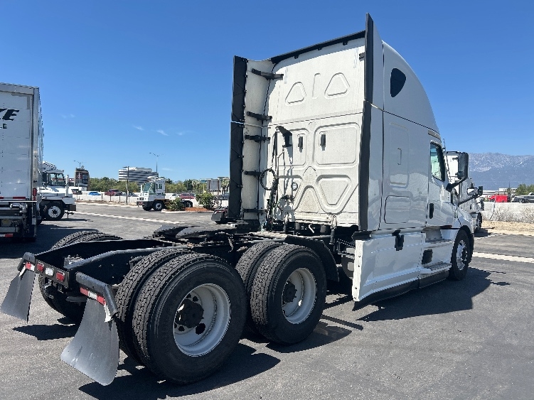 Used 2024 Freightliner Cascadia - photo 9