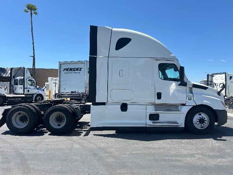 Used 2024 Freightliner Cascadia - photo 10