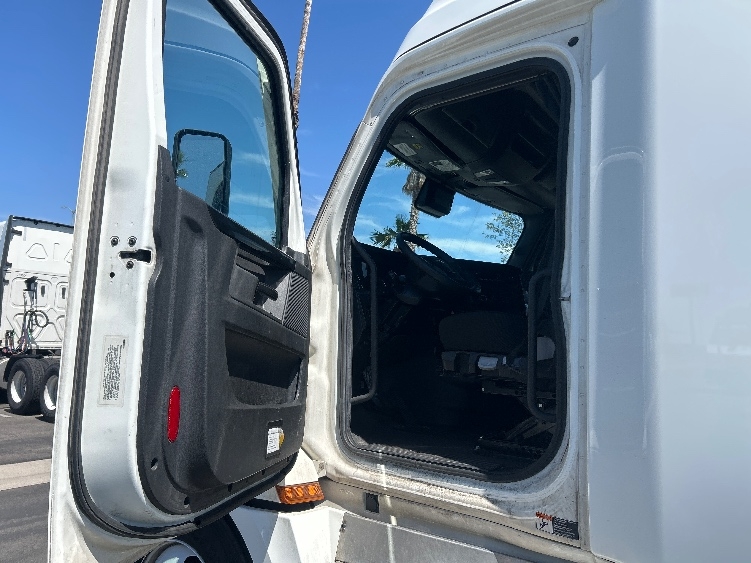 Used 2024 Freightliner Cascadia - photo 11
