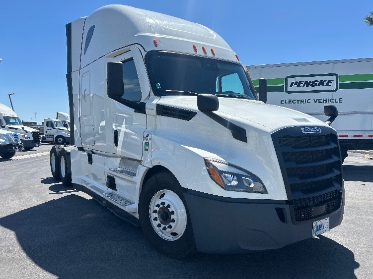Used 2024 Freightliner Cascadia - photo 1