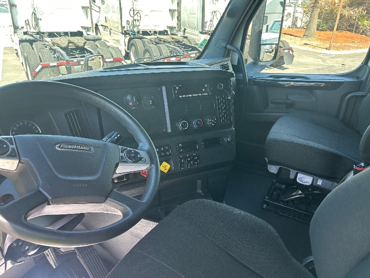 Used 2024 Freightliner Cascadia - photo 12