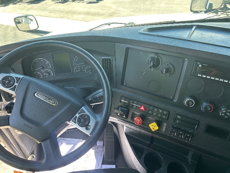 Used 2024 Freightliner Cascadia - photo 13