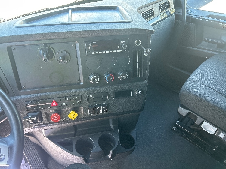 Used 2024 Freightliner Cascadia - photo 14
