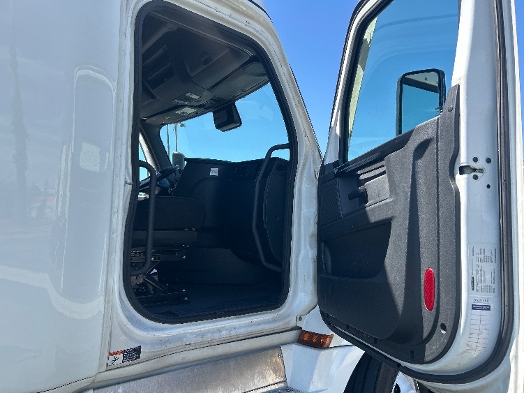 Used 2024 Freightliner Cascadia - photo 15