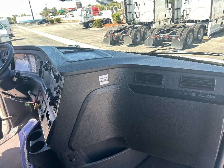 Used 2024 Freightliner Cascadia - photo 16